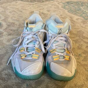 Big kids 5.5Y Zion’s. Gently used.